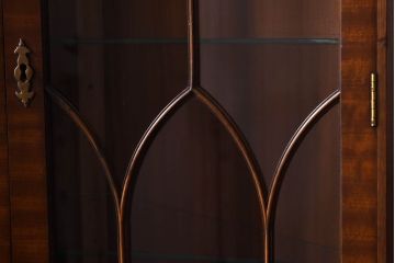 アンティーク家具　イギリスアンティーク エレガントなマホガニー材のコーナーキャビネット(飾り棚、収納棚)