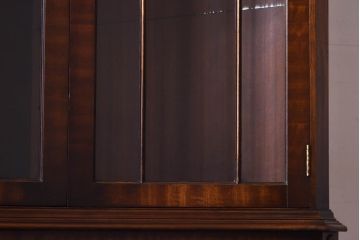 アンティーク家具　イギリスアンティーク エレガントなマホガニー材のコーナーキャビネット(飾り棚、収納棚)