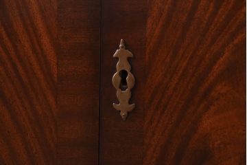 アンティーク家具　イギリスアンティーク エレガントなマホガニー材のコーナーキャビネット(飾り棚、収納棚)