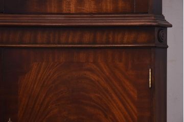 アンティーク家具　イギリスアンティーク エレガントなマホガニー材のコーナーキャビネット(飾り棚、収納棚)