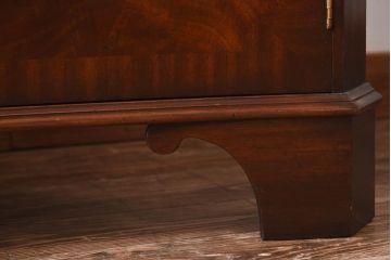 アンティーク家具　イギリスアンティーク エレガントなマホガニー材のコーナーキャビネット(飾り棚、収納棚)