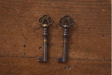 アンティーク家具　イギリスアンティーク エレガントなマホガニー材のコーナーキャビネット(飾り棚、収納棚)