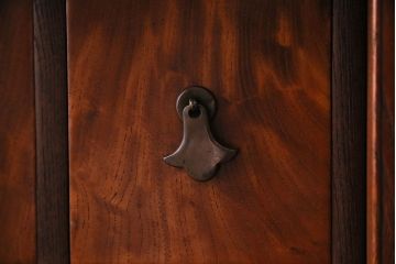 アンティーク家具　昭和初期　美しい杢目と上品な佇まいが魅力のローボード(サイドチェスト、箪笥)