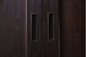 和製アンティーク　杉材　渋みのある深い色味が魅力的な板戸(窓、引き戸、建具)2枚セット