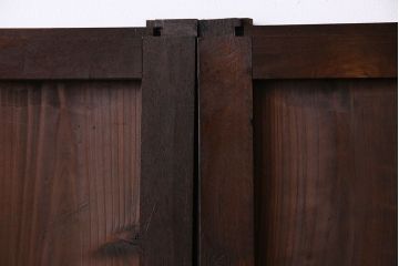 和製アンティーク　杉材　渋みのある深い色味が魅力的な板戸(窓、引き戸、建具)2枚セット