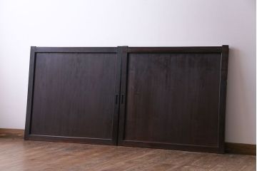 和製アンティーク　杉材　渋みのある深い色味が魅力的な板戸(窓、引き戸、建具)2枚セット