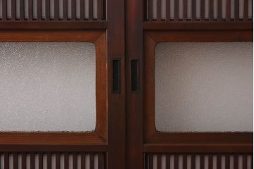 裏障子付き　和モダンな雰囲気のダイヤガラス入り格子戸2枚セット(ガラス帯戸、引き戸、建具)