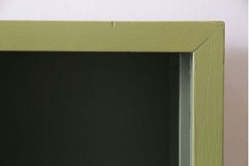 ペイント家具　ペイントカラーがレトロな雰囲気を醸し出すマス目棚(オープンラック、収納棚)