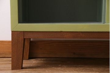 ペイント家具　ペイントカラーがレトロな雰囲気を醸し出すマス目棚(オープンラック、収納棚)