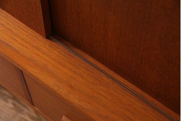 ヴィンテージ家具　北欧ビンテージ　デンマーク　温かな色合いが魅力のサイドボード(キャビネット、リビングボード)