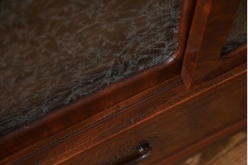 アンティーク家具　上手物!　結霜ガラス入り　黒柿使用　玉杢が見られる前面ケヤキ材のリメイクローボード(リビングボード)