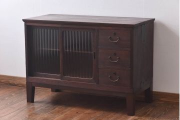 アンティーク家具　モールガラス入り　コンパクトな戸棚と引き出しが魅力的なリメイクローボード(収納棚)