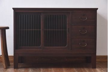 アンティーク家具　モールガラス入り　コンパクトな戸棚と引き出しが魅力的なリメイクローボード(収納棚)