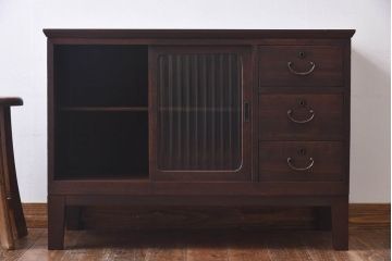 アンティーク家具　モールガラス入り　コンパクトな戸棚と引き出しが魅力的なリメイクローボード(収納棚)