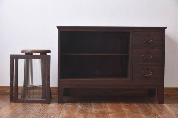 アンティーク家具　モールガラス入り　コンパクトな戸棚と引き出しが魅力的なリメイクローボード(収納棚)