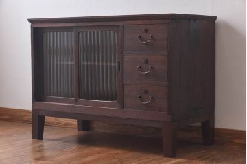 アンティーク家具　モールガラス入り　コンパクトな戸棚と引き出しが魅力的なリメイクローボード(収納棚)