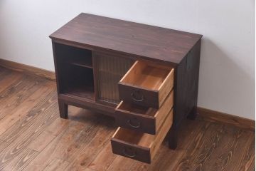 アンティーク家具　モールガラス入り　コンパクトな戸棚と引き出しが魅力的なリメイクローボード(収納棚)