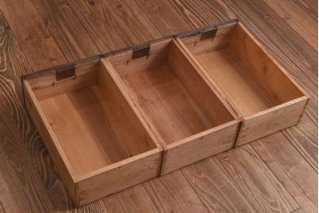 アンティーク家具　モールガラス入り　コンパクトな戸棚と引き出しが魅力的なリメイクローボード(収納棚)