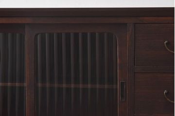 アンティーク家具　モールガラス入り　コンパクトな戸棚と引き出しが魅力的なリメイクローボード(収納棚)