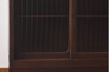 アンティーク家具　モールガラス入り　コンパクトな戸棚と引き出しが魅力的なリメイクローボード(収納棚)