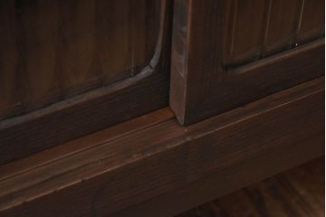 アンティーク家具　モールガラス入り　コンパクトな戸棚と引き出しが魅力的なリメイクローボード(収納棚)