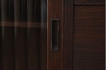 アンティーク家具　モールガラス入り　コンパクトな戸棚と引き出しが魅力的なリメイクローボード(収納棚)