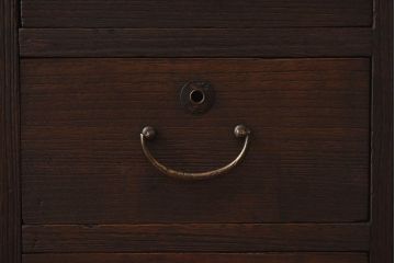 アンティーク家具　モールガラス入り　コンパクトな戸棚と引き出しが魅力的なリメイクローボード(収納棚)