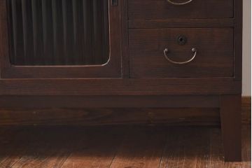 アンティーク家具　モールガラス入り　コンパクトな戸棚と引き出しが魅力的なリメイクローボード(収納棚)