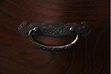 天板リメイク　筑後民芸家具　重厚な佇まいの脚付き箪笥ローチェスト(衣装箪笥、テレビボード)