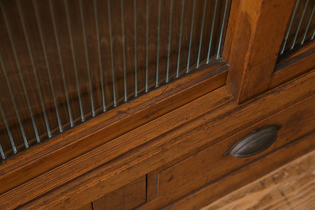 レトロ家具　昭和初期　モールガラス　味わい深いレトロな佇まいの重ね戸棚(収納棚)