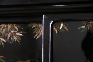 ビンテージ家具　ビンテージ　伝統工芸　螺鈿と蒔絵が目を惹く高級感あふれる飾り棚(茶棚)