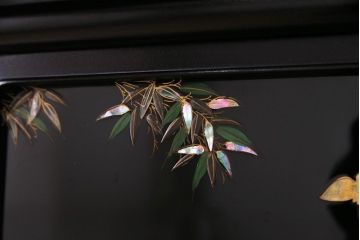 ビンテージ家具　ビンテージ　伝統工芸　螺鈿と蒔絵が目を惹く高級感あふれる飾り棚(茶棚)