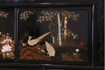 ビンテージ家具　ビンテージ　伝統工芸　螺鈿と蒔絵が目を惹く高級感あふれる飾り棚(茶棚)