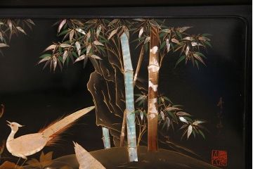 ビンテージ家具　ビンテージ　伝統工芸　螺鈿と蒔絵が目を惹く高級感あふれる飾り棚(茶棚)