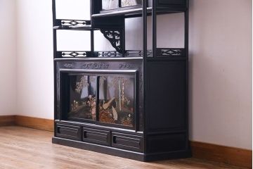 ビンテージ家具　ビンテージ　伝統工芸　螺鈿と蒔絵が目を惹く高級感あふれる飾り棚(茶棚)