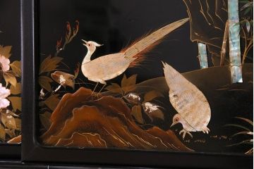 ビンテージ家具　ビンテージ　伝統工芸　螺鈿と蒔絵が目を惹く高級感あふれる飾り棚(茶棚)