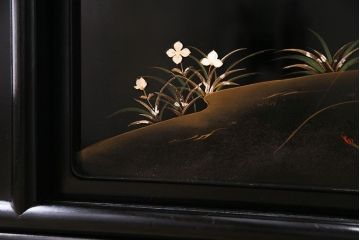 ビンテージ家具　ビンテージ　伝統工芸　螺鈿と蒔絵が目を惹く高級感あふれる飾り棚(茶棚)