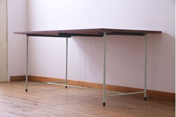 ヒノキ無垢材　ペイント家具　シンプルなデザインの鉄脚テーブル(ダイニングテーブル)(2)