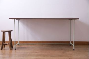 ヒノキ無垢材　ペイント家具　シンプルなデザインの鉄脚テーブル(ダイニングテーブル)(2)