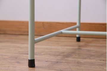ヒノキ無垢材　ペイント家具　シンプルなデザインの鉄脚テーブル(ダイニングテーブル)(2)