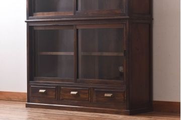 アンティーク家具　和製アンティーク　栗材製　堂々とした佇まいが魅力のガラス戸棚(ガラスケース、収納棚)