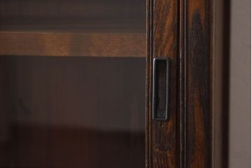 アンティーク家具　和製アンティーク　栗材製　堂々とした佇まいが魅力のガラス戸棚(ガラスケース、収納棚)