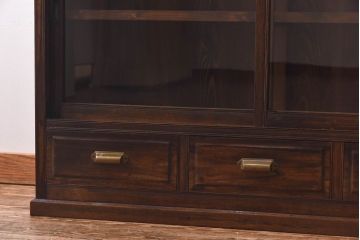 アンティーク家具　和製アンティーク　栗材製　堂々とした佇まいが魅力のガラス戸棚(ガラスケース、収納棚)
