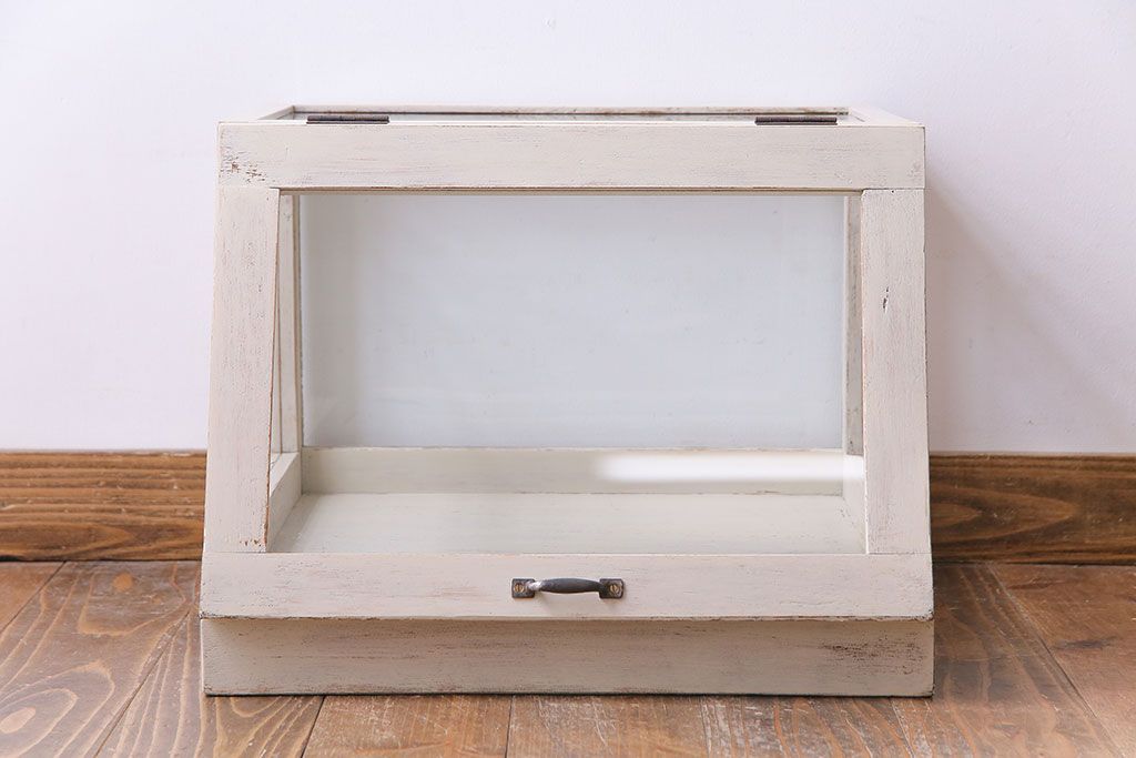 ペイント家具　小振りなサイズが可愛らしいガラスケース(ディスプレイケース)