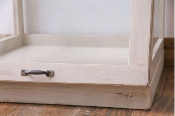 ペイント家具　小振りなサイズが可愛らしいガラスケース(ディスプレイケース)