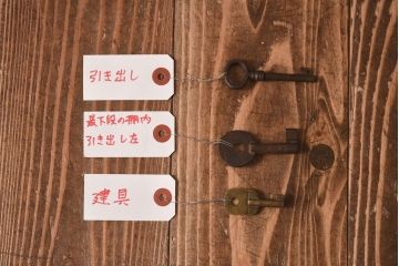 アンティーク家具　和製アンティーク　隠しカラクリ有り!　銅金具　ケヤキの玉杢が美しい重ね帳場箪笥(収納棚、引き出し、戸棚)