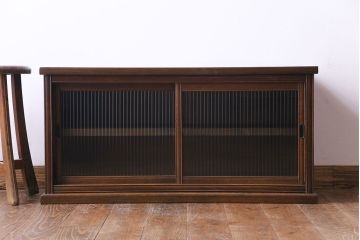 レトロ家具　昭和レトロ　ナラ材　モールガラスが可愛らしいローボード(戸棚、収納棚)