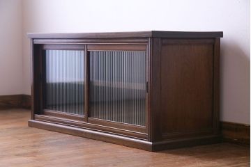 レトロ家具　昭和レトロ　ナラ材　モールガラスが可愛らしいローボード(戸棚、収納棚)