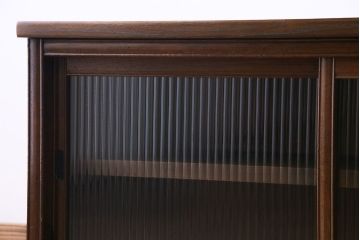 レトロ家具　昭和レトロ　ナラ材　モールガラスが可愛らしいローボード(戸棚、収納棚)