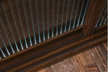 レトロ家具　昭和レトロ　ナラ材　モールガラスが可愛らしいローボード(戸棚、収納棚)